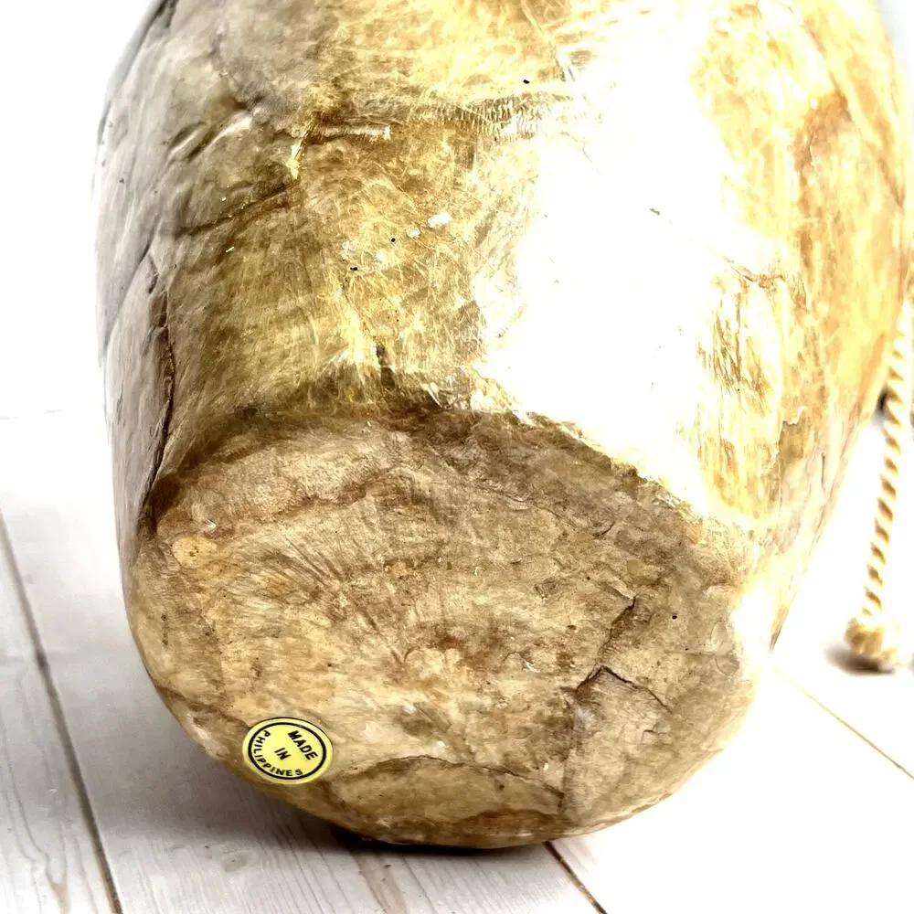 Unmarked gold capiz
